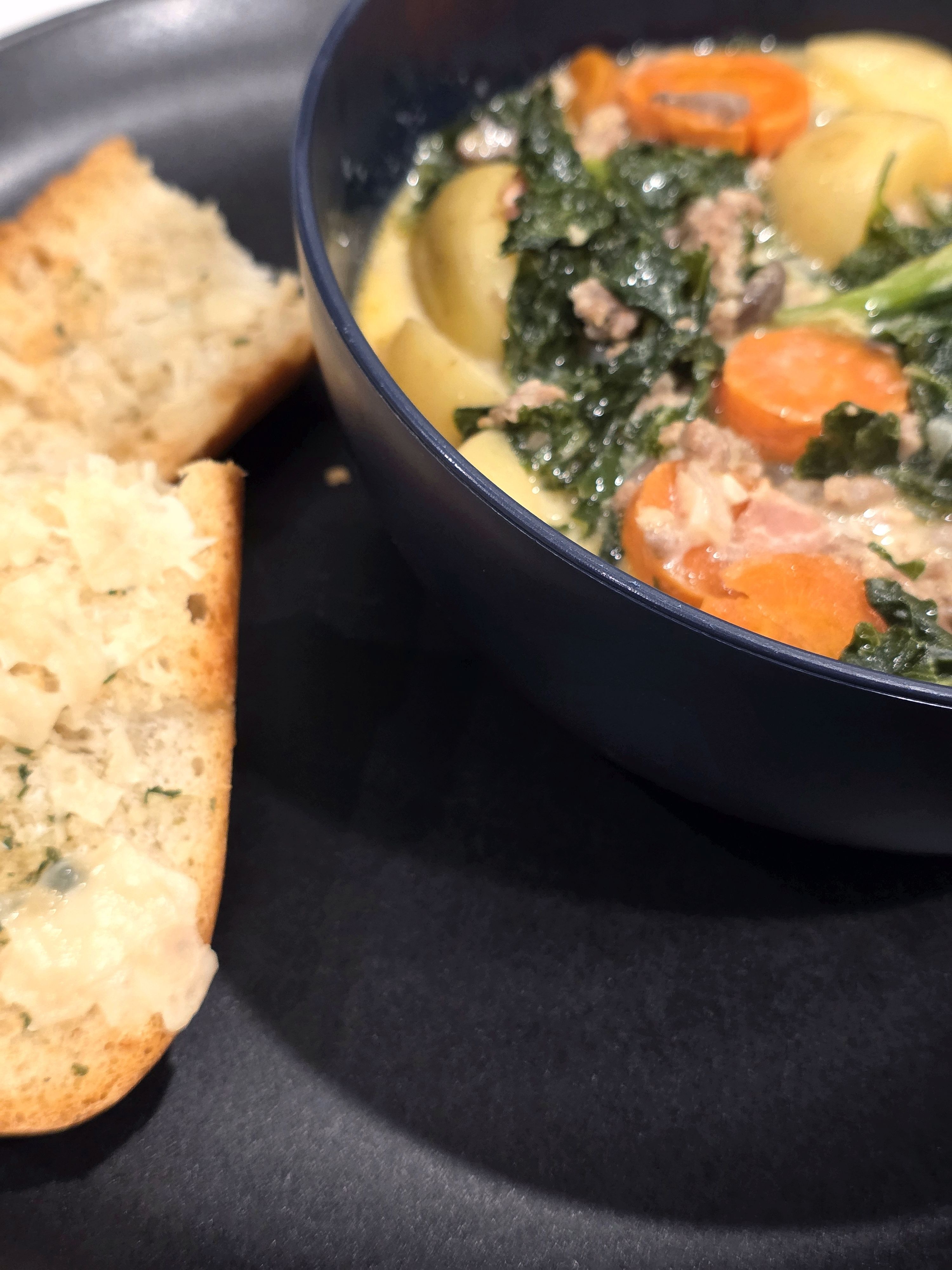 Hearty soup with vegetables and garlic bread